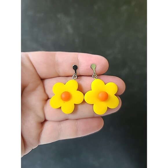 Daisy Flower Shaped Plastic Dangling Clip-on Earrings Vintage Costume Jewelry - Picture 2 of 10
